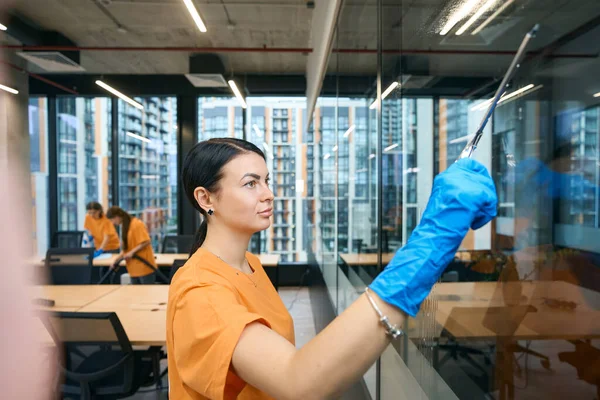 Los Empleados Cualificados Empresa Limpieza Limpian Desinfectan Todas Las Superficies —  Fotos de Stock