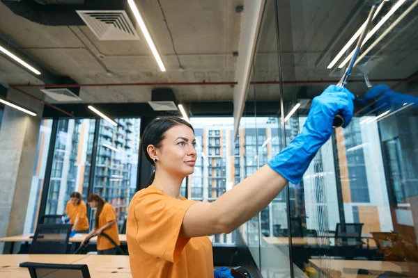 Los Empleados Empresa Limpieza Utilizan Dispositivos Trabajo Mientras Limpian Desinfectan — Foto de Stock
