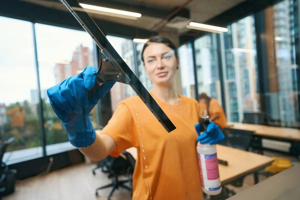 Trabajadora Negocios Limpieza Utiliza Raspador Vidrio Especial Ella Está Usando —  Fotos de Stock