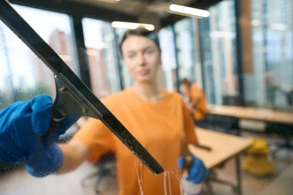 清掃サービスの女性は ガラススクレーパー 掃除機を使用して 彼らは作業服や保護ゴム手袋を着ている — ストック写真