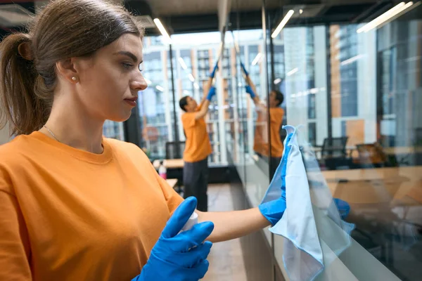 Trabajadores Empresa Limpieza Tratan Tabiques Vidrio Espacio Coworking Con Desinfectante —  Fotos de Stock
