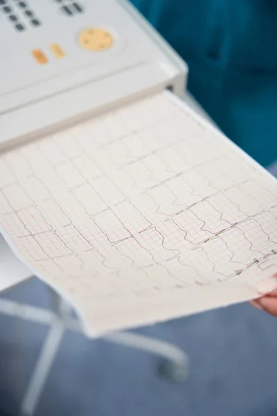 Mitarbeiter Gesundheitswesen Hält Eine Herzfrequenzkurve Der Hand Während Sie Auf — Stockfoto