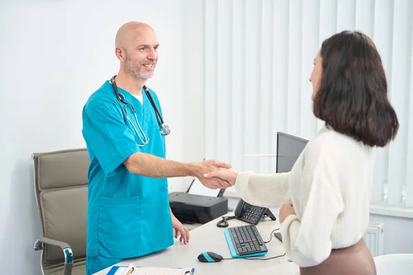 Satisfied Doctor Medical Uniform Greets Woman While Stand Each Other — Stock Photo, Image