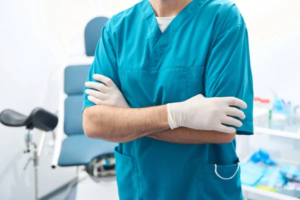Health Worker Stands Uniform His Arms Crossed His Chest While — Stock Photo, Image