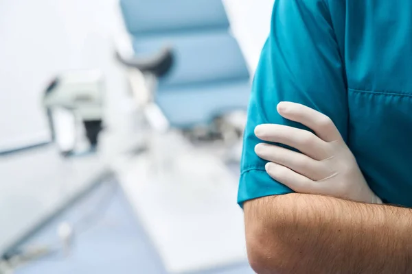 Arzt Uniform Steht Der Nähe Eines Medizinstuhls Während Ein Handschuh — Stockfoto