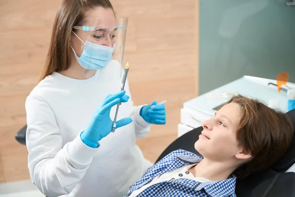 Hezká Žena Zubař Držení Stříkačky Anestézií Pro Usmívající Dospívající Pacient — Stock fotografie