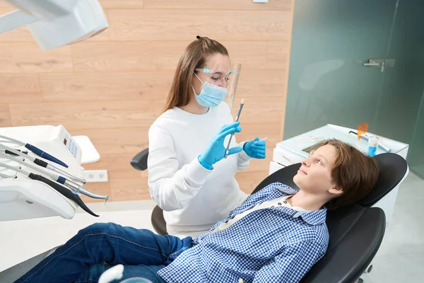 Mujer Dentista Sosteniendo Jeringa Con Anestesia Para Sonreír Adolescente Paciente — Foto de Stock