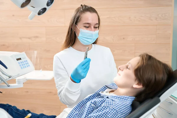 Dentista Sorridente Mostrando Menino Uma Ferramenta Especial Para Extração Dentes — Fotografia de Stock