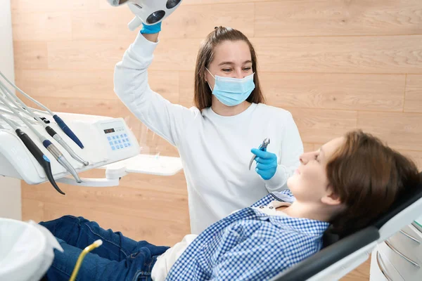 Dentista Feminina Amigável Incentiva Paciente Jovem Antes Extração Dentária Ela — Fotografia de Stock