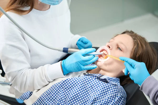 Paciente Joven Trata Diente Dentista Una Institución Médica Médico Utiliza —  Fotos de Stock