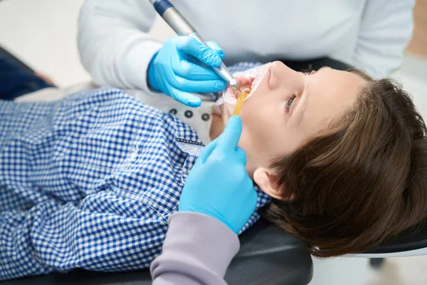 Niño Está Siendo Tratado Por Diente Dentista Institución Médica Médico — Foto de Stock