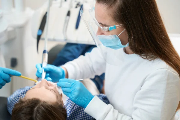 Mujer Dentista Realiza Procedimiento Higiénico Para Paciente Joven Asistente Ayuda —  Fotos de Stock