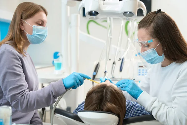 Mujer Médico Realiza Procedimiento Dental Paciente Joven Asistente Ayuda Médico — Foto de Stock