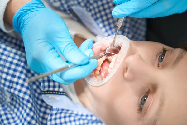 Стоматолог Проводит Профессиональную Гигиеническую Процедуру Полости Рта Молодому Пациенту Врач — стоковое фото