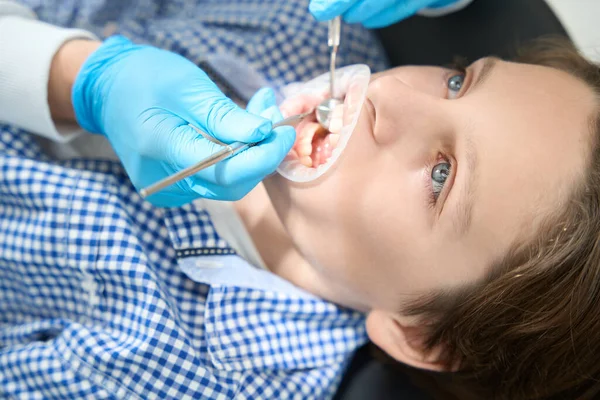 Стоматолог Проверяет Состояние Зубов Мальчика Защитных Перчатках Врач Использует Специальные — стоковое фото