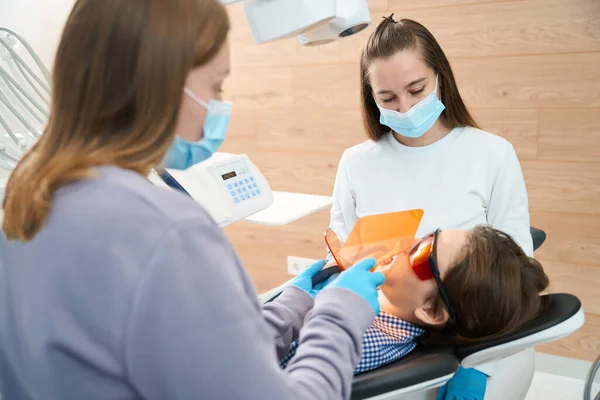 Médico Dentista Con Asistente Llenando Diente Niño Consultorio Dental Paciente — Foto de Stock