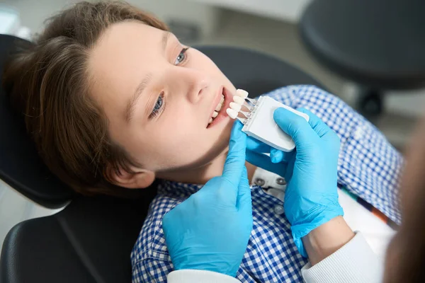 Подросток Стоматологической Клинике Выбирается Цвет Зуба Специалист Использует Специальную Палитру — стоковое фото