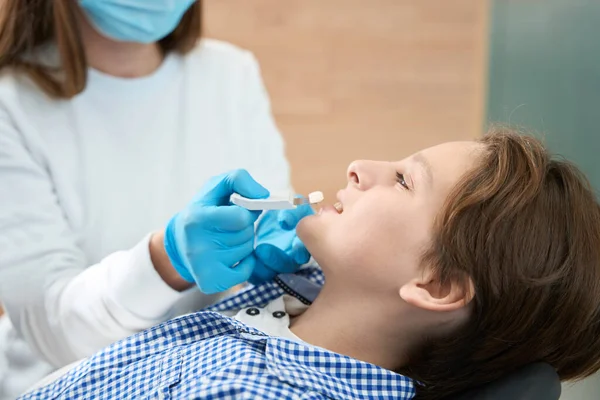Подросток Стоматологической Клинике Процедуре Выбора Цвета Зубов Специалист Работает Форме — стоковое фото