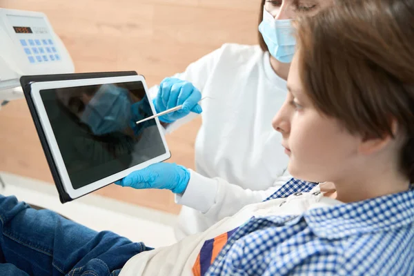 Mulher Dentista Consulta Jovem Paciente Consultório Odontológico Ela Usa Tablet — Fotografia de Stock