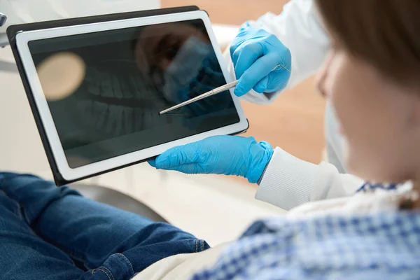 Dentista Mostrando Imagem Dental Área Transferência Para Paciente Jovem Médico — Fotografia de Stock