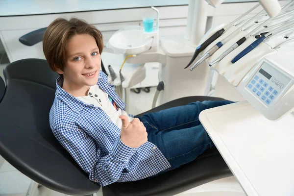 Ребенок Сидит Стоматологическом Кресле Улыбается Показывает Хорошо — стоковое фото