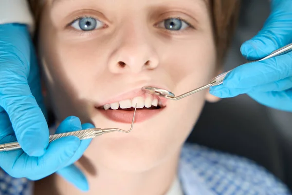 Top View Child Examination Dental Office Dentist Uses Special Tools — Stock Photo, Image