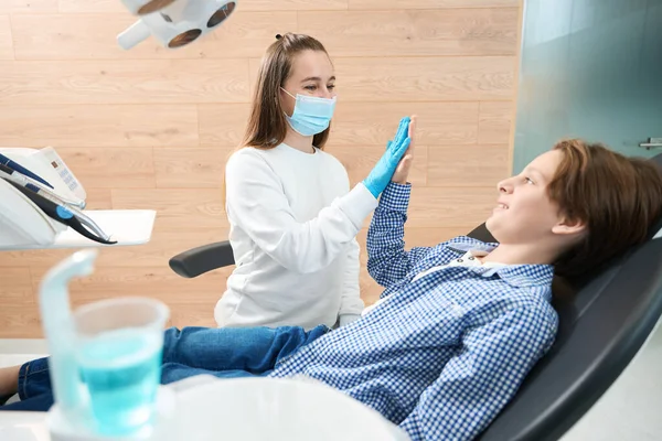Chico Examen Una Mujer Dentista Consultorio Dental Saludan Entre — Foto de Stock
