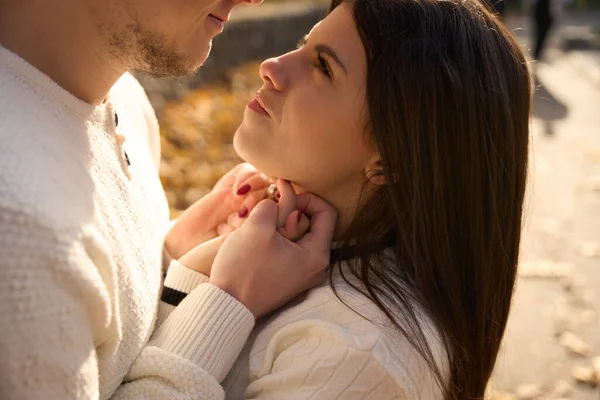 Guy Och Hans Flickvän Står Nära Varandra Och Håller Varandra — Stockfoto