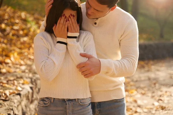 Guy Gently Comforts Crying Girlfriend City Park Dressed White Sweaters — Stock Photo, Image