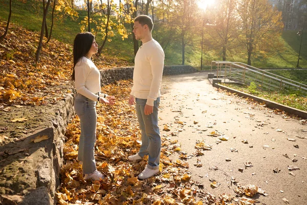 穿着休闲装 皱着眉头的夫妻站在风景秀丽的小巷里 年轻人在整理事情 — 图库照片
