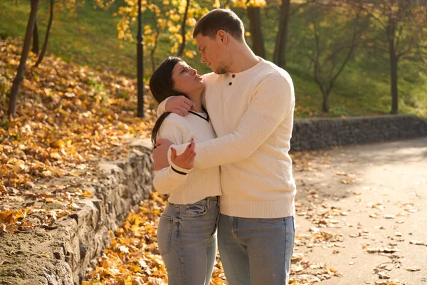 Couple Light Sweaters Stands Embracing Autumn Landscape Girlfriend Complains Her — Stock Photo, Image