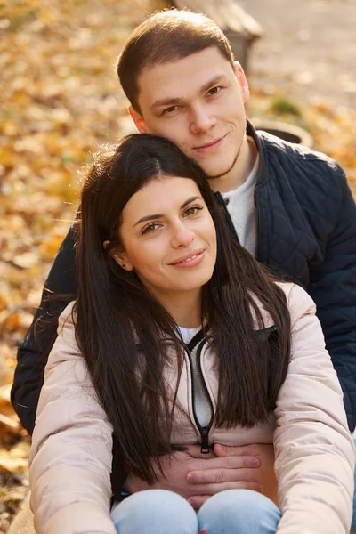 Glücklicher Kerl Umarmte Seine Freundin Sie Sitzen Umgeben Von Herbstblättern — Stockfoto