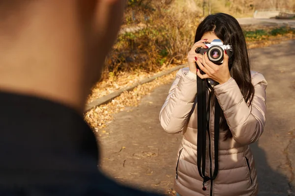 Mulher Cabelos Compridos Segura Uma Câmera Seu Rosto Ela Tira — Fotografia de Stock