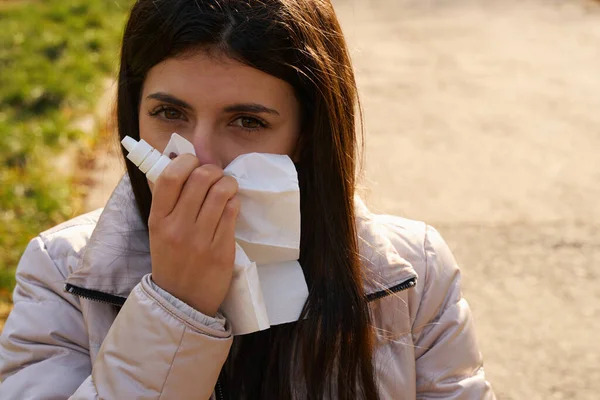 Hasta Kadın Soğuk Algınlığı Için Kağıt Mendil Sprey Kullanıyor Parktaymış — Stok fotoğraf