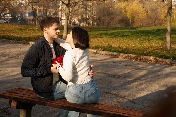 Paar Sitzt Auf Bank Park Neben Haus Eine Junge Frau — Stockfoto