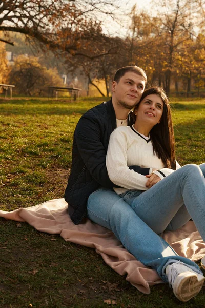 Casal Está Sentado Gramado Parque Cidade Caras Estão Abraçando Cobertor — Fotografia de Stock