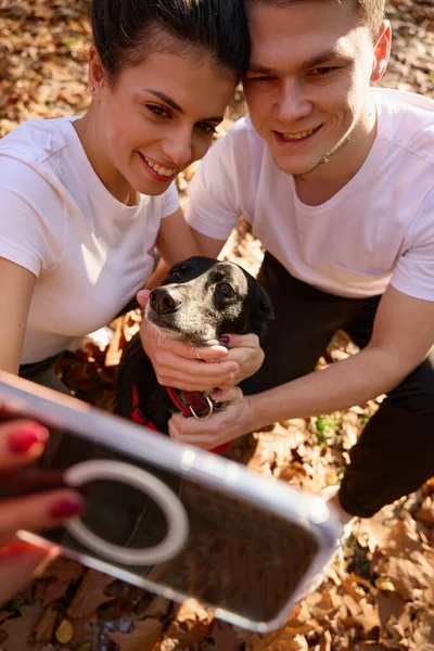 Glückliches Studentenpaar Macht Selfie Mit Hund Vor Der Herbstlichen Natur — Stockfoto