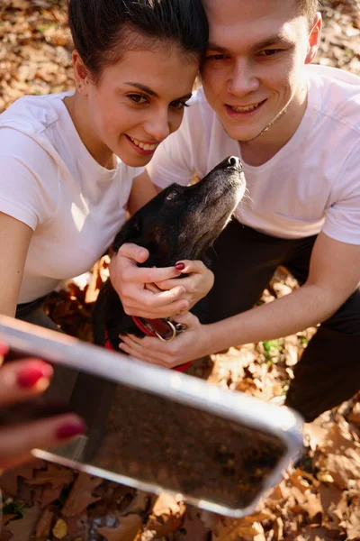 Nettes Junges Paar Macht Selfie Mit Seinem Hund Vor Dem — Stockfoto
