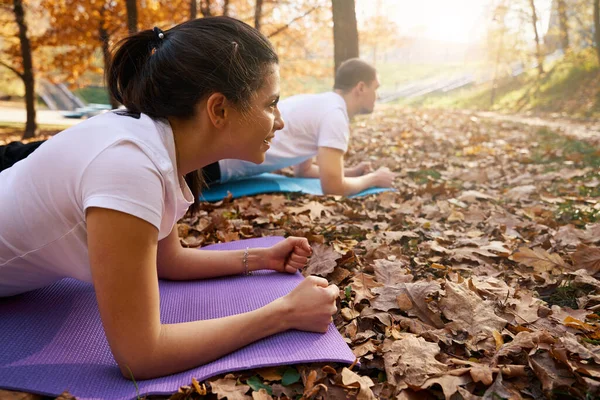 Jonge Mensen Doen Yoga Karimats Het Park Zijn Een Goede — Stockfoto