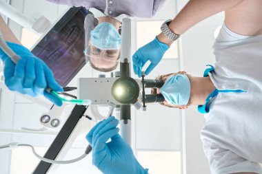 Diş fırçasının düşük açısı ve mikroskopta gözbebekleri arası mesafeyi ayarlamak.