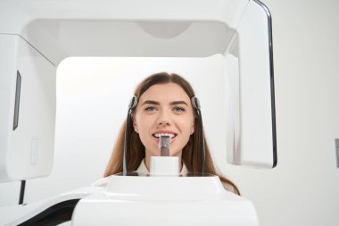 Koni ışınlı diş ve çene tomografisi sırasında genç kadın hastanın portresi