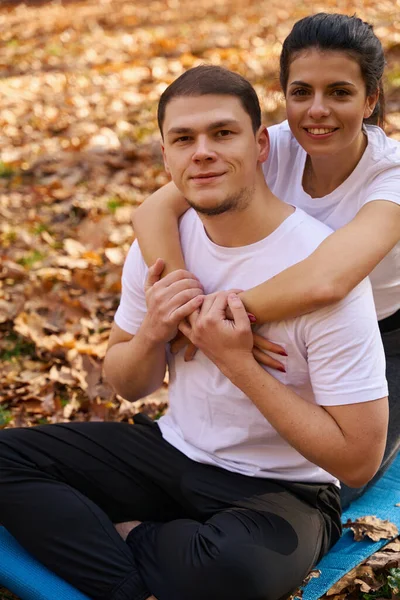 Tipo Con Poco Sin Afeitar Novia Abrazándose Están Sentados Carimat — Foto de Stock