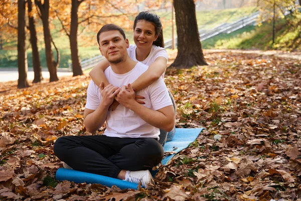 Guy Und Seine Fröhliche Freundin Sitzen Auf Einem Karimat Park — Stockfoto
