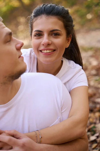 Charming Brown Eyed Young Woman Hugging Her Friend Relaxing Nature — Stock Photo, Image