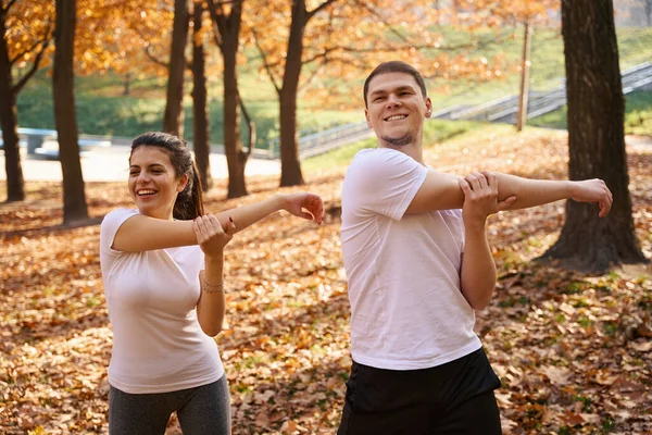 Радостные Мужчина Женщина Делают Утренние Упражнения Городском Парке Среди Осенних — стоковое фото