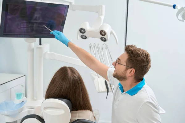 Dentist Pointing Virtual Dental Radiograph Computer Screen Female Patient — Stock Photo, Image
