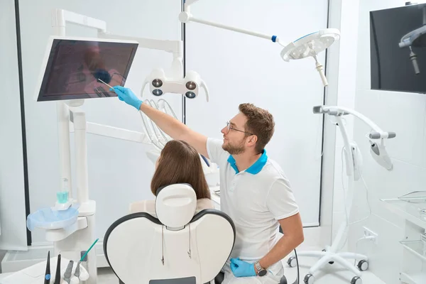 Фокусований Стоматолог Вказує Цифровий Панорамний Рентген Екрані Комп Ютера Жінці — стокове фото