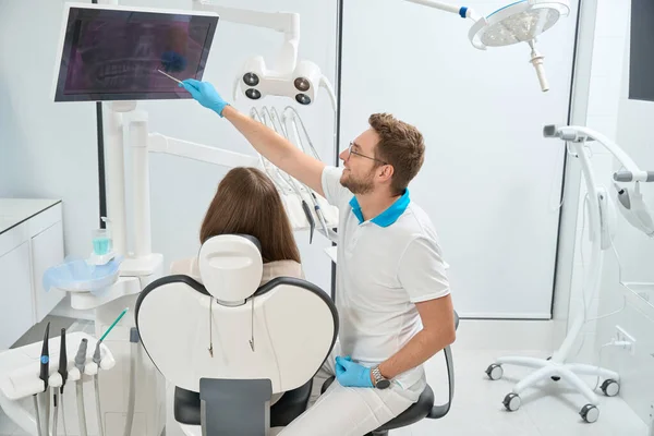 Стоматолог Вказує Проблемний Зуб Цифровому Панорамному Рентгенівському Знімку Екрані Комп — стокове фото
