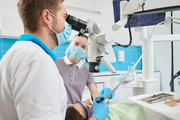 Asistente Experimentado Ayudando Estomatólogo Durante Procedimiento Médico Realizado Cliente Bajo —  Fotos de Stock