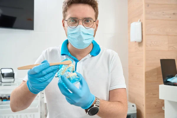 Waist Portrait Dentist Nitrile Gloves Disposable Medical Mask Brushing Teeth — Stock Photo, Image